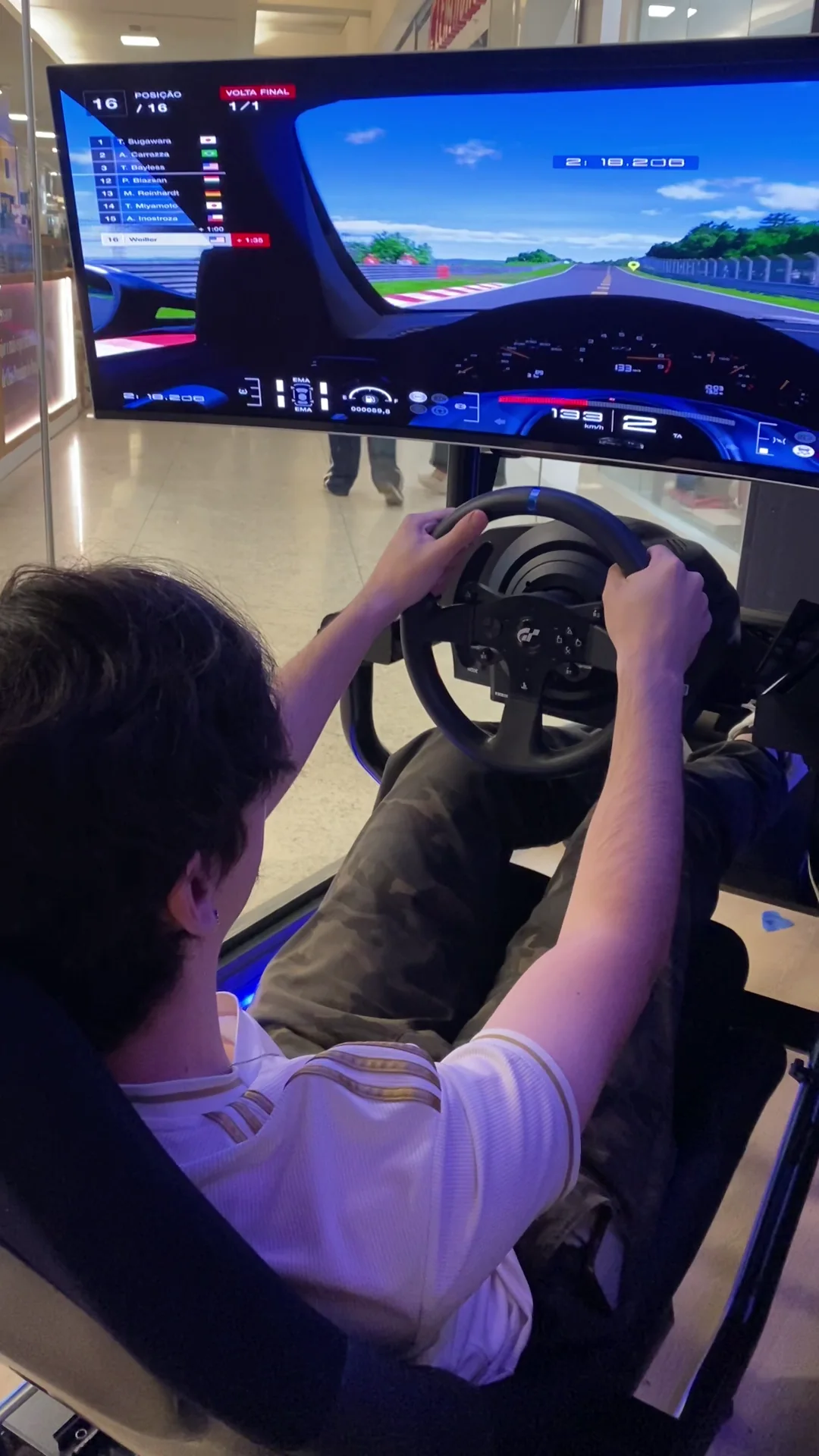 Pessoa jogando em cockpit de corrida
